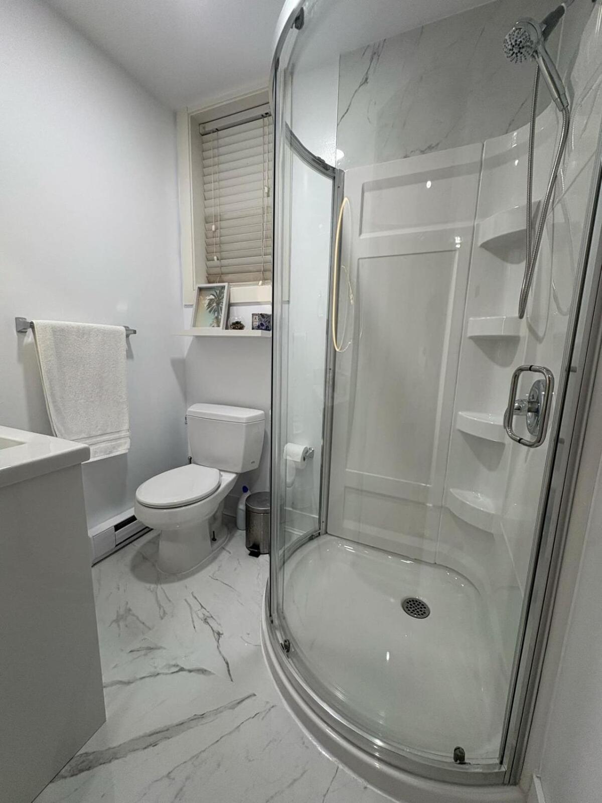 Guest Room With Private Bath In Langford فكتوريا المظهر الخارجي الصورة