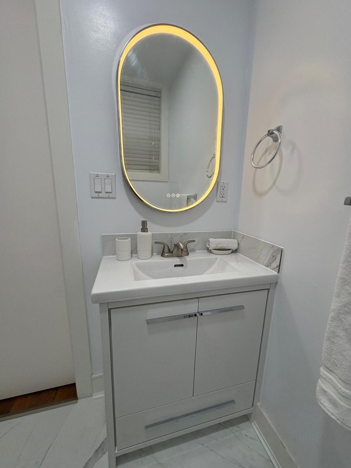 Guest Room With Private Bath In Langford فكتوريا المظهر الخارجي الصورة