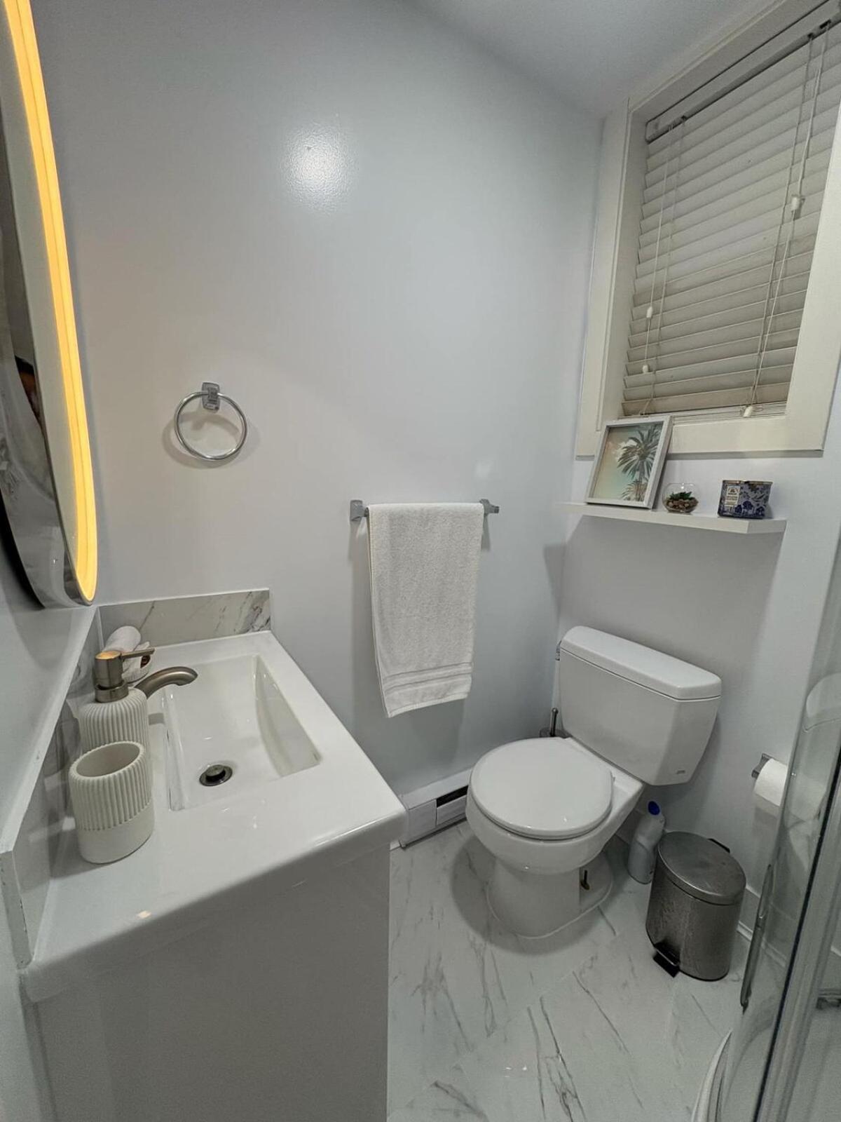 Guest Room With Private Bath In Langford فكتوريا المظهر الخارجي الصورة