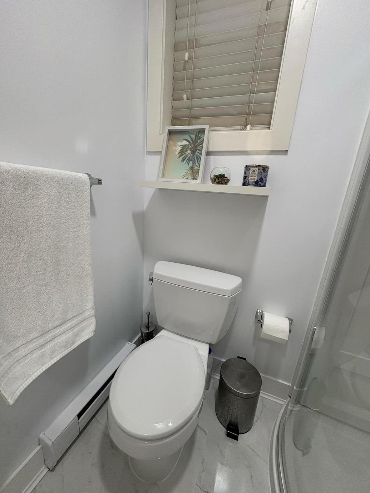 Guest Room With Private Bath In Langford فكتوريا المظهر الخارجي الصورة