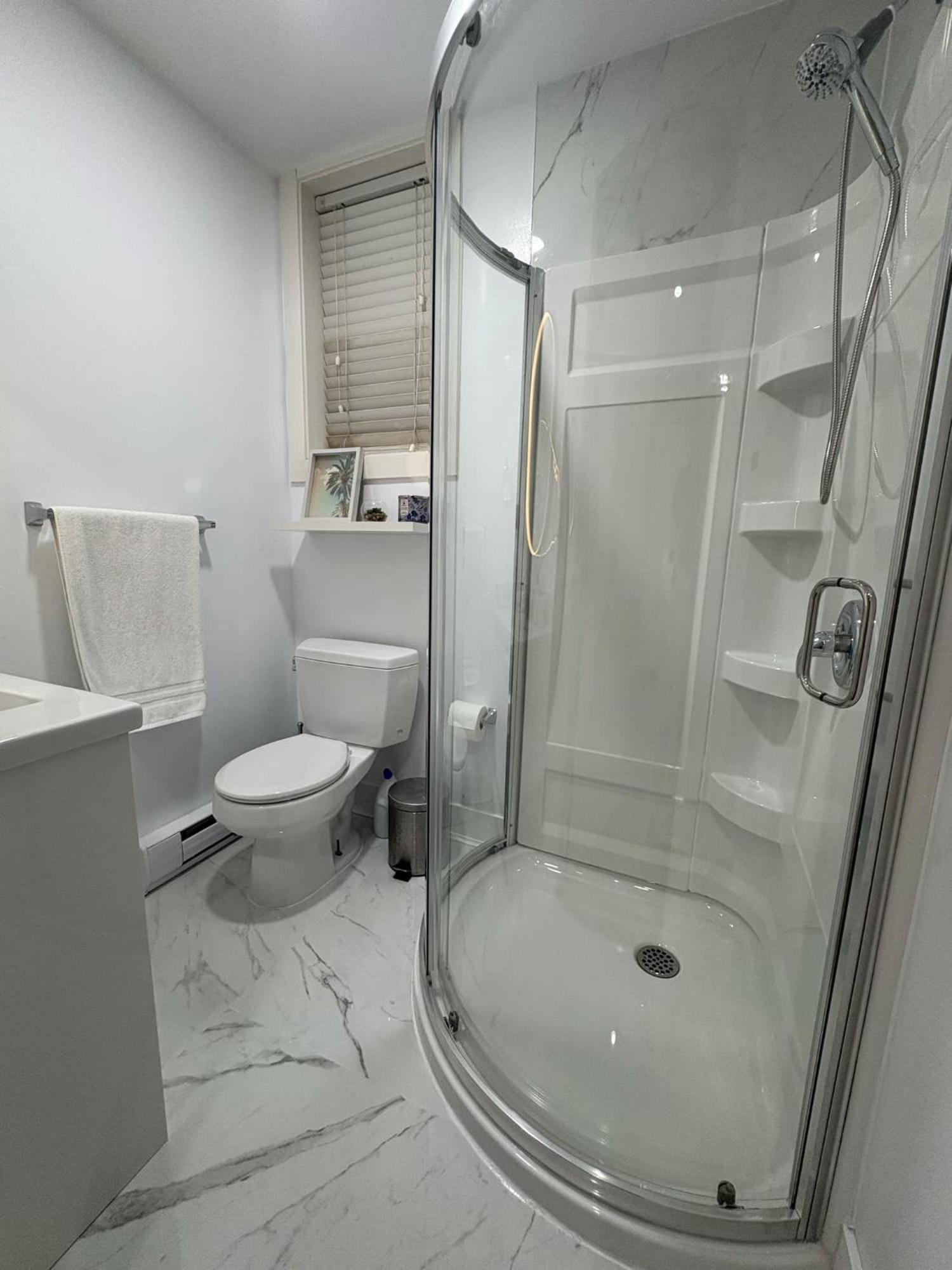 Guest Room With Private Bath In Langford فكتوريا المظهر الخارجي الصورة